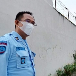 Kepala Pengamanan Lapas Klas IIA Kediri, Sastra Irawan, saat menunjukkan lokasi penemuan dua bungkusan berisi sabu dan handphone yang tersangkut di pagar kawat berduri. foto: MUJI HARJITA/ BANGSAONLINE