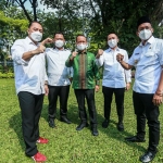 Dari kiri, Wali Kota Surabaya Eri Cahyadi, Bupati Gresik Fandi Akhmad Yani, Kepala BKPM Bahlil Lahadalia, dan Bupati Sidoarjo Ahmad Muhdlor Ali (paling kanan) di rumah dinas wali kota, Kamis (18/3). 