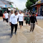 Pj Wali Kota Mojokerto, Moh. Ali Kuncoro, saat mengunjungi korban dampak banjir.