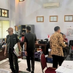 Tim Penyidik Pidsus Kejaksaan saat menggeledah Kantor Disperta Kabupaten Probolinggo.