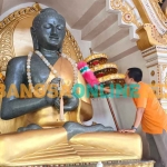 Daniel Chriestanto saat membersihkan patung Buddha. Foto: MUJI HARJITA/BANGSAONLINE