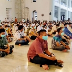 Ilustrasi: Jamaah salat Jumat di Masjid Nasional Al-Akbar Surabaya menggunakan masker dan safnya berjarak satu meter ke samping kanan dan kiri hari ini, Jumat (27/3/2020). foto: MA/ BANGSAONLINE