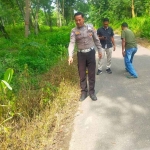 Kanit Gakum Satlantas Polres Madiun, Iptu Roni Susanto melakukan olah tempat kejadian perkara kasus kecelakaan yang menewaskan seorang pesepeda motor di ruas jalan jurusan Tulung - Sumberbendo, tepatnya di Desa Sumberbendo, Kecamatan Saradan, Kabupaten Madiun, Jumat (28/2/2025). Foto: Dok. Polres Madiun.