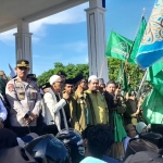 Perwakilan alumni saat orasi di depan massa "Aksi Bela Kiai dan Pesantren".
