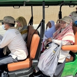 Kemenhaj melalui Satgas Operasional Armuzna mengerahkan 19 unit mobil golf di kawasan Mina untuk membantu jemaah yang kelelahan.