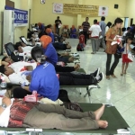 Suasana kegiatan donor darah yang digelar PWI Jatim tahun lalu.