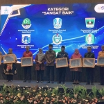 lt. Kepala Badan Kepegawaian Negara (BKN), Haryomo Dwi Putranto, foto bersama dalam ajang Evaluasi Pengawasan Penerapan Sistem Merit Tahun 2024 di Hotel Pullman Central Park Jakarta, Kamis (19/12). Foto: ist