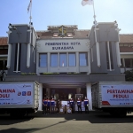 Wali Kota Surabaya, Tri Rismaharini saat menerima langsung bantuan dari Pertamina Grup. (foto: ist).