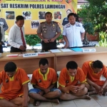 Kompol Imara Utama, Wakapolres Lamongan menunjukkan empat tersangka saat pers rilis.