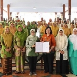 Bupati Blitar Rini Syarifah saat meluncurkan program inovasi Tali Centing.