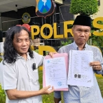 Advokat Karim Amrullah (kiri) dan pelapor pelapor Abdul Kholiq Mukhlisin, usai mempertanyakan kelanjutan kasus ini ke penyidik Polres Kediri. Foto: Muji Harjita/BANGSAONLINE