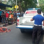 Petugas saat mengevakuasi korban kecelakaan di Jalan Panglima Sudirman, Kelurahan Sukolilo, Kecamatan/Kabupaten Tuban.