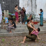 Suasana latihan teater komunitas Bloom Mind untuk persiapan Peka Rasa dalam rangka memperingati Bulan Bahasa.