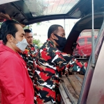 Sejumlah anggota dari LMP saat mendapati mobil bermuatan BBM yang diduga ilegal di SPBU Kasbah, Kota Probolinggo.