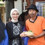 Wali Kota Kediri, Vinanda Prameswati saat membagikan secara simbolis daging kurban yang dibungkus dengan besek dan daun jati. (Ist)