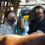 Bupati Kediri, Hanindhito Himawan, saat menggendong anaknya dan didampingi istri ketika melihat sapi yang akan dikorbankan. Foto: Ist