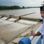 Gus Syaf saat meninjau Dam Karet Jatimlerek.