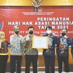 Kantor Imigrasi Malang memperoleh penghargaan Pelayanan Publik Berbasis Hak Asasi Manusia yang diberikan langsung oleh Menteri Hukum dan HAM RI, Yasonna H. Laoly.
