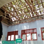 Atap dua ruang kelas di SDN Mlaras, Sumobito, Jombang.