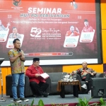 Adi Prayitno, pengamat politik dari UIN Syarif Hidayatullah Jakarta, saat menjadi pembicara seminar menyambut HUT ke-52 PDI Perjuangan di Surabaya. Foto: Ist.