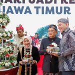 Pj. Gubernur Jawa Timur Adhy Karyono memberikan potongan tumpeng kepada para tokoh masyarakat dan tokoh agama.