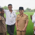 Bupati Trenggalek (pakai peci) ketika menghadiri peresmian KDKMP yang dilakukan Presiden Prabowo di Nganjuk.