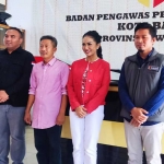 Kridayanti foto bersama dengan Ketua Bawaslu Kota Batu Supriyanto dan staf usai dimintai keterangan. 

