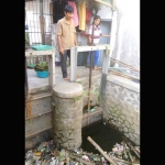 Warga menunjukkan sampah di anak sungai Wrati.