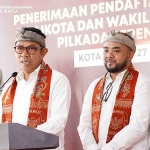 Pasangan Nurochman-Heli saat konferensi pers.