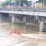 Tim penyelamat gabungan saat melakukan penyisiran di Sungai Porong.