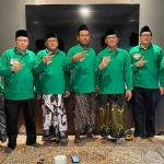 Para Relawan Gus E foto bersama usai rakor untuk kemenangan Khofifah-Emil dalam Pilgub Jatim 2024.