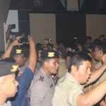 Para kades saat mencari keberadaan Dr. Kasiman di gedung DPRD Pasuruan.