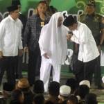 Presiden Jokowi berpamitan kepada Kyai Habib Lutfi bin Yahya saat hendak meninggalkan acara Munas Alim Ulama NU di Masjid Istiqlal, Jakarta, Minggu (14/6). foto merdeka