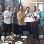 Petinggi PPP dan PAN Gresik foto bersama usai rapat pembentukan fraksi gabungan. foto: ist.