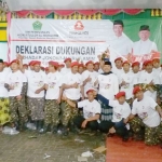 Santri dan Alumni PP. Hidayatullah Al Muhajirin foto bersama usai deklarasikan dukungan.