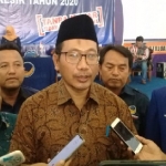 Ahmad Nadir memberikan keterangan pers usai mendaftar penjaringan bacabup di Nasdem, beberapa waktu lalu. foto: SYUHUD/ BANGSAONLINE