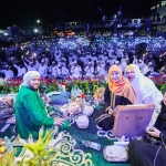 Khofifah saat menghadiri Genggong Bersholawat bersama Habib Syekh bin Abdul Qodir Assegaf.