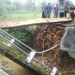 Jembatan di desa Kumpulrejo putus karena penyangganya terkena longsor. foto: suwandi/ BANGSAONLINE