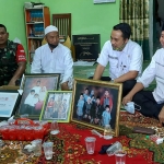 DARI KANAN: Kades Klotok Suheri, Camat Balongpanggang M. Amri, KH Abdul Rozaq, dan Danramil Balongpanggang Gresik Jawa Timur. Foto: SYUHUD/BANGSAONLINE.