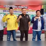 Ketua PPP Achmad Nadlir, Ketua Golkar Ahmad Nurhamim, dan Ketua Nasdem Syaiful Anwar saat deklarasi koalisi untuk Pilbup Gresik 2020. foto: SYUHUD/ BANGSAONLINE