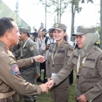 Gubernur Jawa Timur, Khofifah Indar Parawansa, saat bersalaman dengan Mendagri, Muhammad Tito Karnavian, ketika retreat di Magelang.