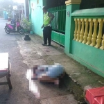 Petugas saat mengevakuasi seorang wanita yang menjadi korban pembunuhan di Kota Madiun.