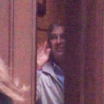Pangeran Andrew melambaikan tangan dari balik pintu. foto: mirror.co.uk