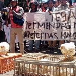 Puluhan peternak ayam potong saat demo di depan Kantor Pemerintah Kabupaten Pamekasan. (foto: ist).