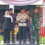 Gubernur Khofifah (kiri) saat menghadiri Apel Gelar Pasukan Operasi Kepolisian Terpusat “Lilin Semeru 2025” di Lapangan Mapolda Jatim. (Ist)