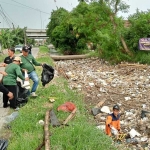 Aksi bersih-bersih sampah di Sungai Anak Wrati yang dilakukan FPRB Gempol bersama LPBINU, Yayasan Jagat Nusantara Bangil, perangkat desa, dan babinsa.