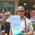 Koordinator gabungan LSM di Kabupaten Mojokerto, M. Rifai, saat menunjukkan laporan ke awak media.