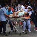 Petugas medis berusaha menyelamatkan salah satu korban ledakan bom yang terluka. Bom yang meledak di beberapa tempat di Thailand menewaskan 4 orang dan melukai puluhan korban.