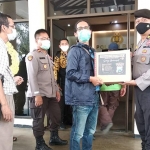 KBO Satsabhara Polres Batu, Iptu Ivandi Yudhistira saat menyerahkan bantuan sembako kepada salah seorang wartawan.