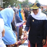 Program TNI Manunggal Membangun Desa (TMMD) ke-105 tahun 2019 yang dilaksanakan di Jatim resmi dibuka Gubernur Jatim Khofifah Indar Parawansa bersama Pangdam V/Brawijaya, Mayjen TNI R. Wisnoe Prasetja Boedi di Lapangan RTH Maron Genteng, Kabupaten Banyuwangi. foto: ist